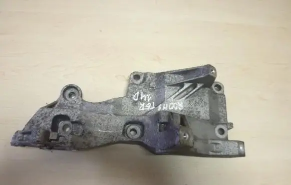 Volkswagen Polo IV 9N3 Engine mounting bracket 045903143E VD1519