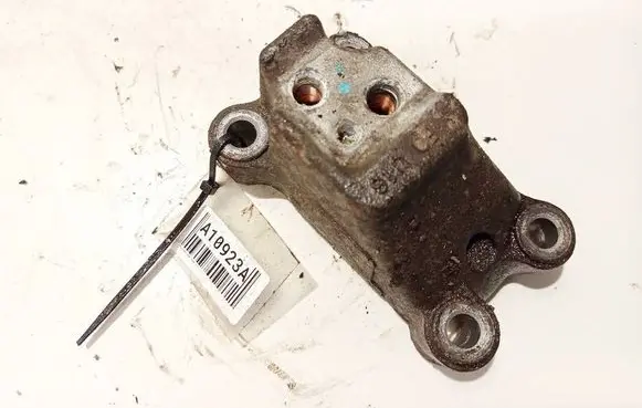 Hyundai i30 Engine mounting bracket