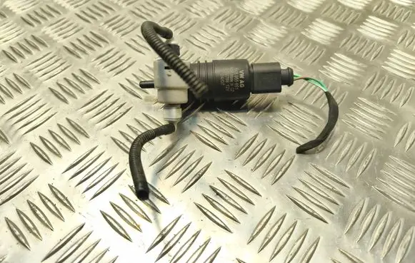 Volkswagen PASSAT B6 Windscreen/windshield washer pump 1K6955651 3122789