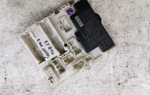 Suzuki Swift II Fuse module P60A-4889