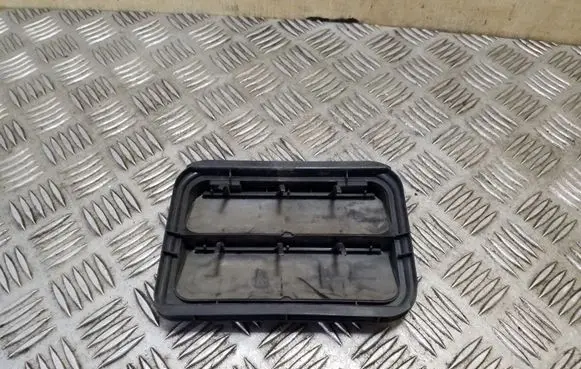 Quarter panel pressure vent