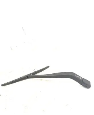 Rear wiper blade arm