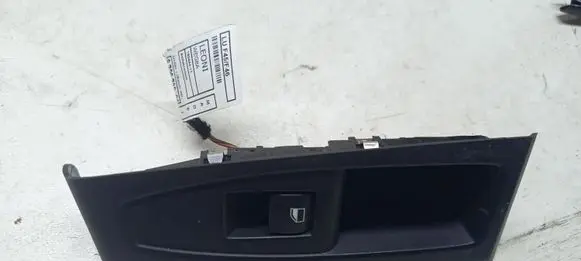 BMW 2 F46 Electric window control switch 7333902