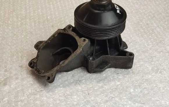 BMW 5 E39 Water pump 