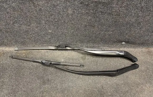 Jeep Grand Cherokee WL Front wiper blade arm 