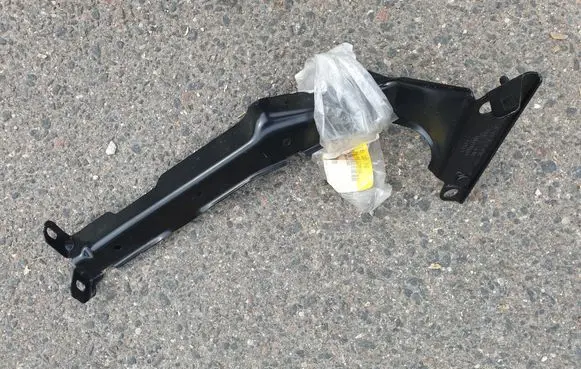 Audi A4 S4 B8 8K Fender mounting bracket 8K0821135C