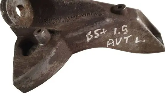 Volkswagen PASSAT B5.5 Engine mounting bracket 8D0399113AT