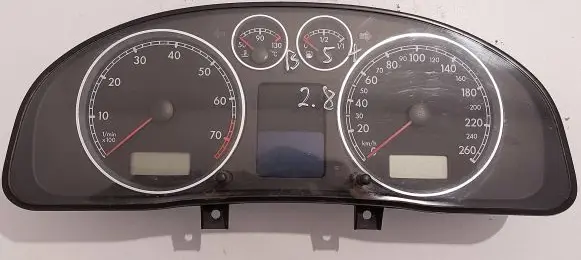 Volkswagen PASSAT B5.5 Speedometer (instrument cluster) 3B0920826 250401184004 VWZ7Z0A3673915