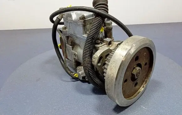 Audi A6 S6 C5 4B Fuel injection high pressure pump 046130106G