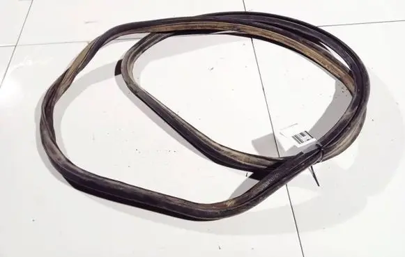 Toyota Avensis T220 Rubber seal rear door 