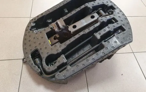 Jeep Grand Cherokee Tool set 68145663AA