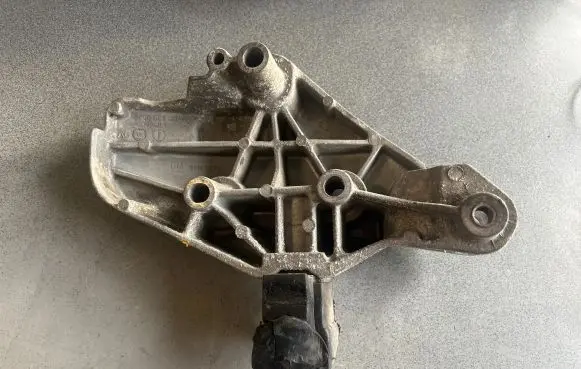 Opel Vivaro Engine mount bracket 8200003828K 91165673
