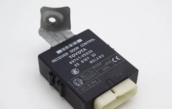 Toyota Avensis T250 Door control unit/module 89741-05030 8974105030