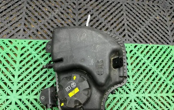 BMW 5 G30 G31 G38 Coolant expansion tank/reservoir 8607137 11564310