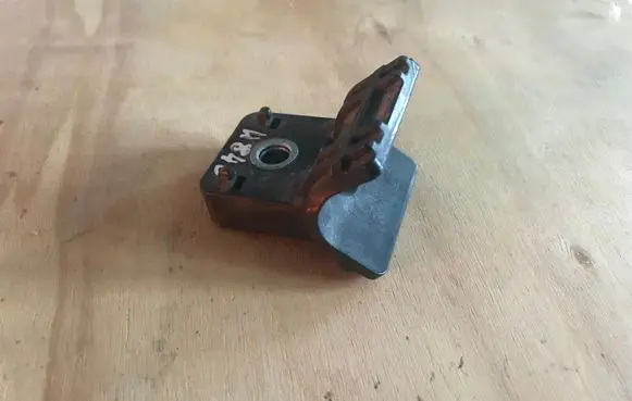 Radiator mount bracket
