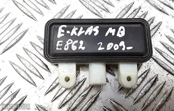 Mercedes-Benz E W211 Tailgate/trunk/boot open switch 2218702410