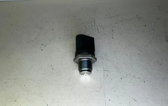 BMW 3 E90 E91 Fuel pressure sensor 0281002988