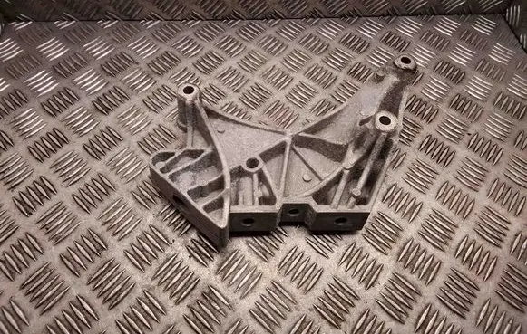 Engine mounting bracket
