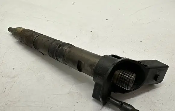Mercedes-Benz CLS C218 X218 Fuel injector A6420701187