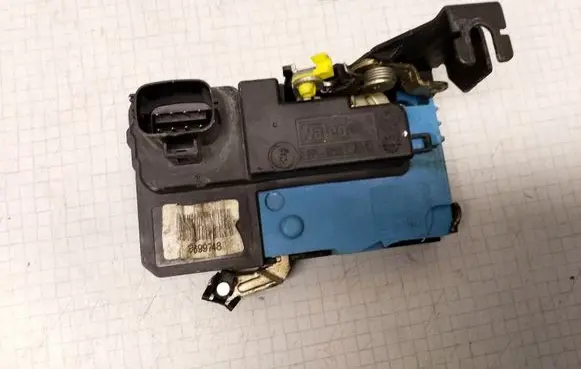 Volvo V70 Front door lock 30699748