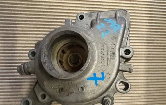 Opel Vectra C Water pump 12579494