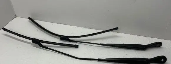 BMW 2 F46 Front wiper blade arm 15272310