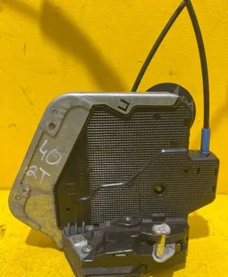 Toyota Corolla Verso AR10 Rear door lock 