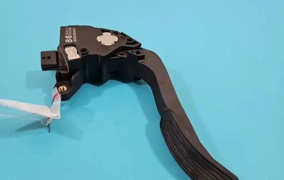 Accelerator throttle pedal
