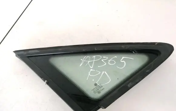 Volkswagen Touran I Front triangle window/glass 
