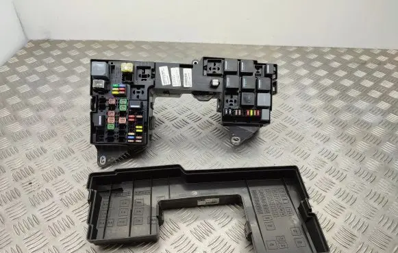 Jaguar XF X250 Fuse module 8X2T14A003AB