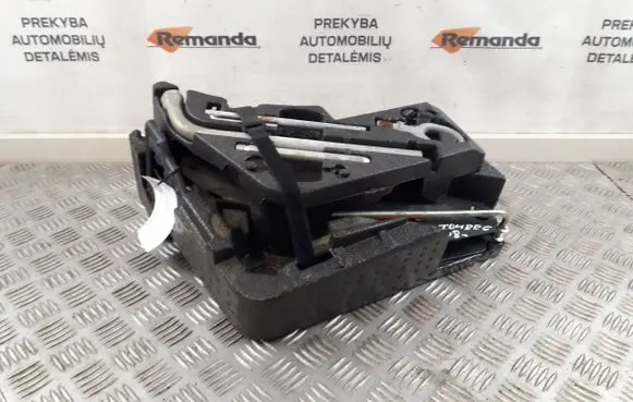 Volkswagen Touareg I Tool set 7L0012112 7L0011031B
