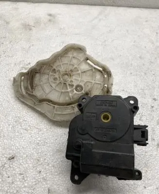Toyota Avensis Verso A/C air flow flap actuator/motor 637008580