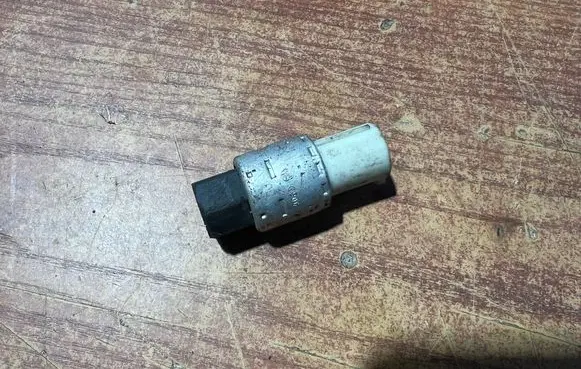 Ford Focus C-MAX Air conditioning (A/C) pressure sensor 95BW19E561AA