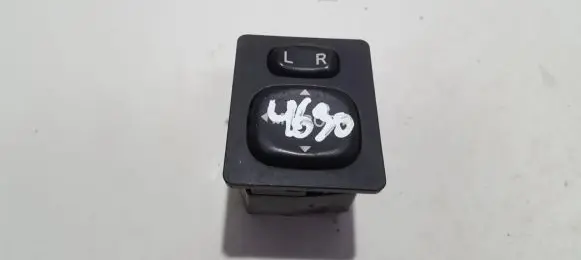 Toyota Corolla Verso AR10 Wing mirror switch 183574
