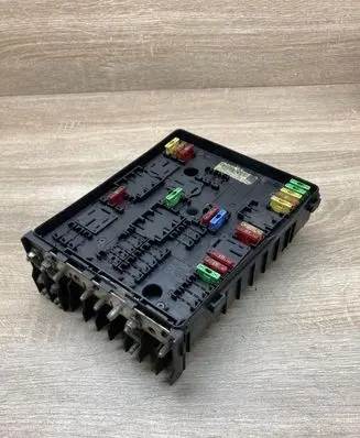 Volkswagen Golf V Fuse module 1K0937124K