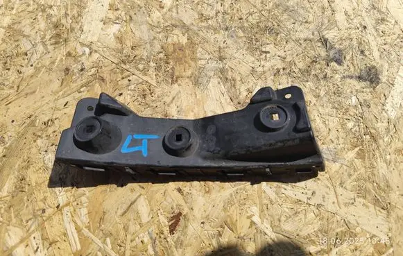 Rear bumper mounting bracket