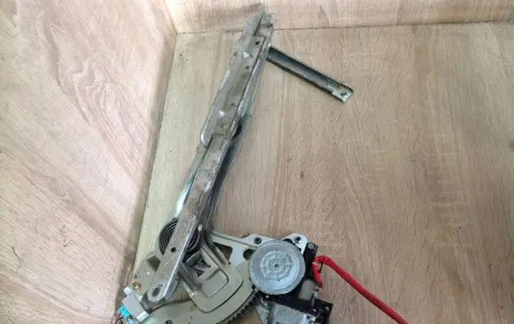Mitsubishi Pajero Sport I Front door window regulator with motor 5713A020