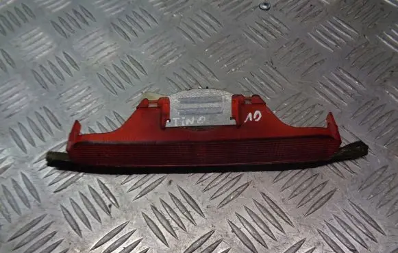 Nissan Almera Tino Third/center stoplight