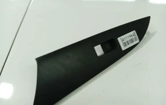 Mazda 3 I Front door window switch trim 