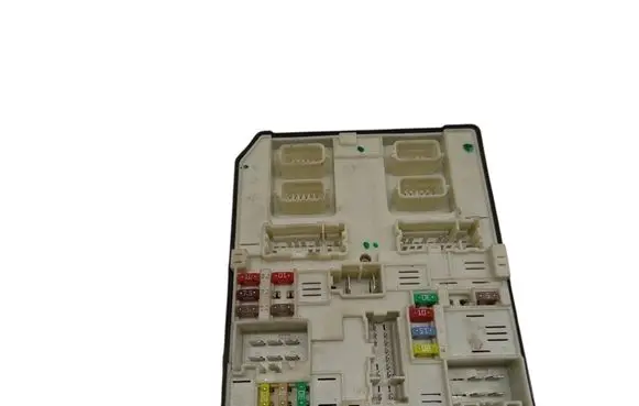 Opel Movano B Fuse module 284B64474R 519542F05 2417585445