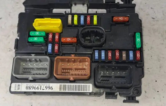 Peugeot 208 I Fuse module 9667199680