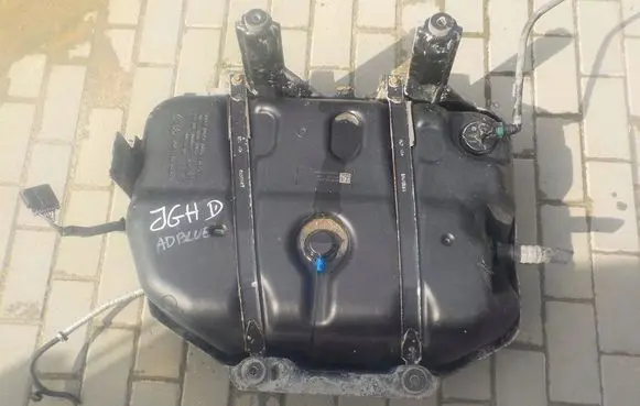 Jeep Grand Cherokee AdBlue liquid reservoir 02u3