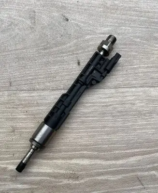 BMW X1 E84 Fuel injector 7597870 13647597870 0261500109