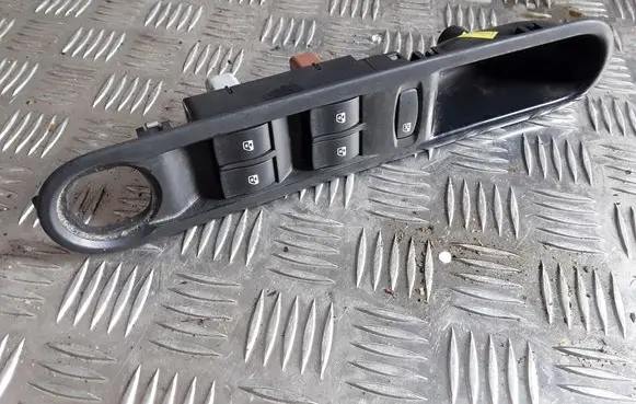 Renault Espace III Electric window control switch 8200519357