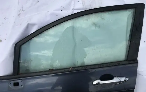 Honda FR-V Front door window glass four-door