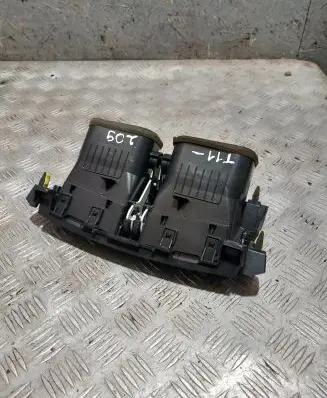 Toyota RAV 4 (XA30) Dash center air vent grill 3556323011 T11209