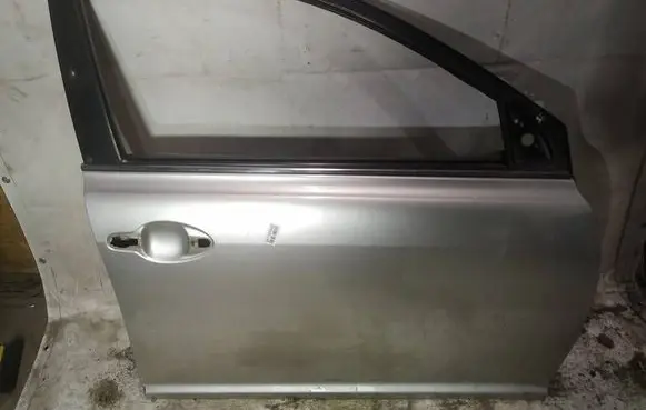 Toyota Avensis T250 Front door pilkos