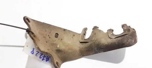 Toyota Avensis Verso Engine mounting bracket