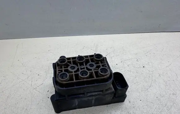 Audi A6 S6 C6 4F Air suspension valve block 4F0616013