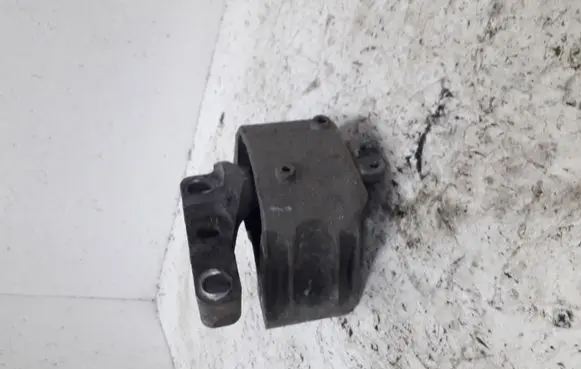 Volkswagen New Beetle Engine mount bracket